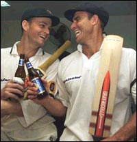 Adam Gilchrist (L) and Mathew Hayden